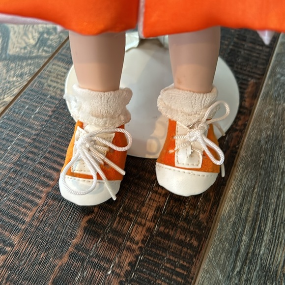 University of Tennessee Rocky Top UT cheerleader porcelain 16 inch doll w/stand - Picture 7 of 12